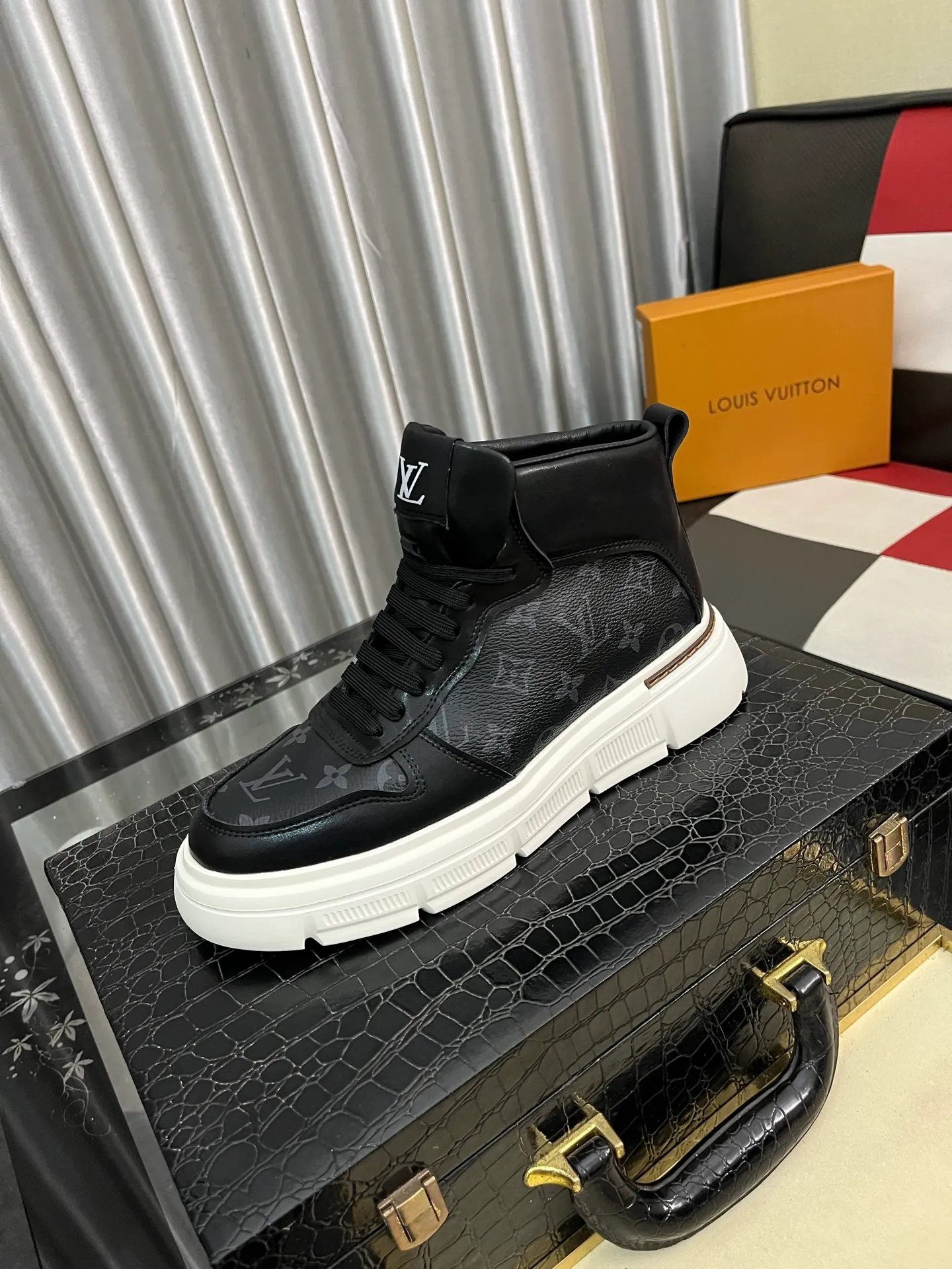 Men's shoes 💰420⌚️⌚️《Louis vuitton/LV Louis Vuitton》original quality.~ Unique modern style sneakers. 🏃A must-have casual shoe for trendy men😍😍 Original brand imported from Italy, imported original leather, cow lining (refuses to discolor and grind feet) Sole: Original sole specially provided by the original factory, French lazy style design Size: 38-442️⃣Colors available